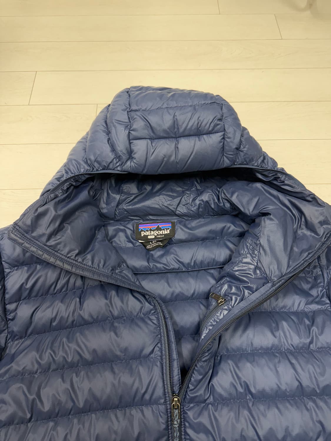 파타고니아 다운 스웨터 후디 네이비 색상 L사이즈입니다. 후드 달려있어서 상품이미지3