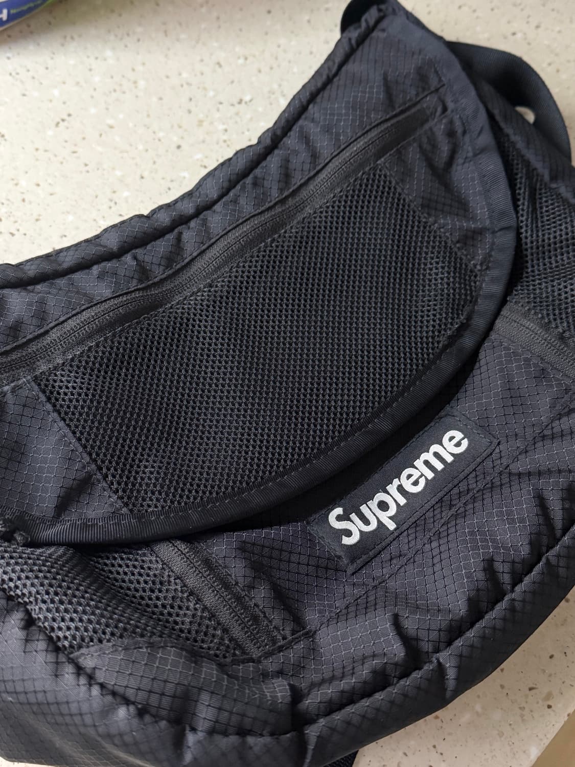 슈프림 스몰 메신저백 22ss 상품이미지1