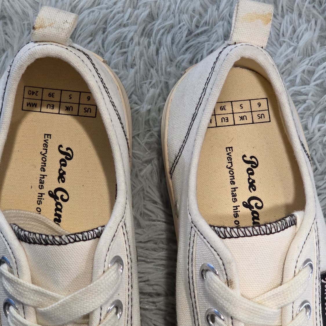 제품설명

클래식하면서도 데일리 활용도가 높은 아이보리 컬러의 로우 캔버 상품이미지7