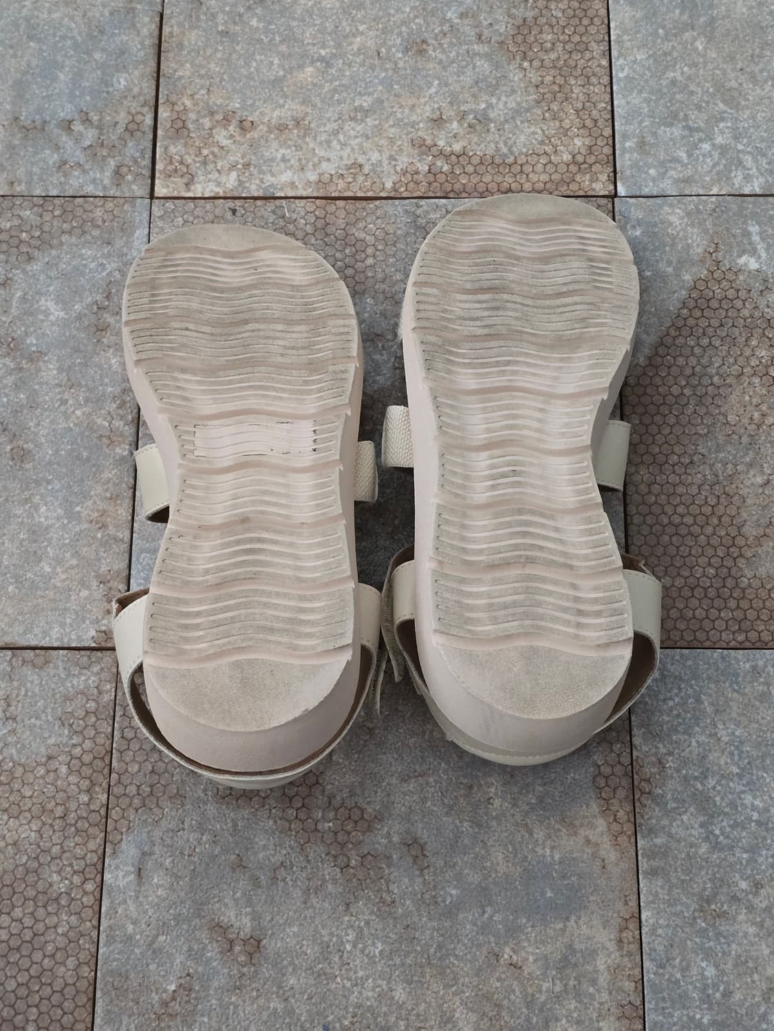 (240)락포트 애비 t 스트랩 샌들 상품이미지8