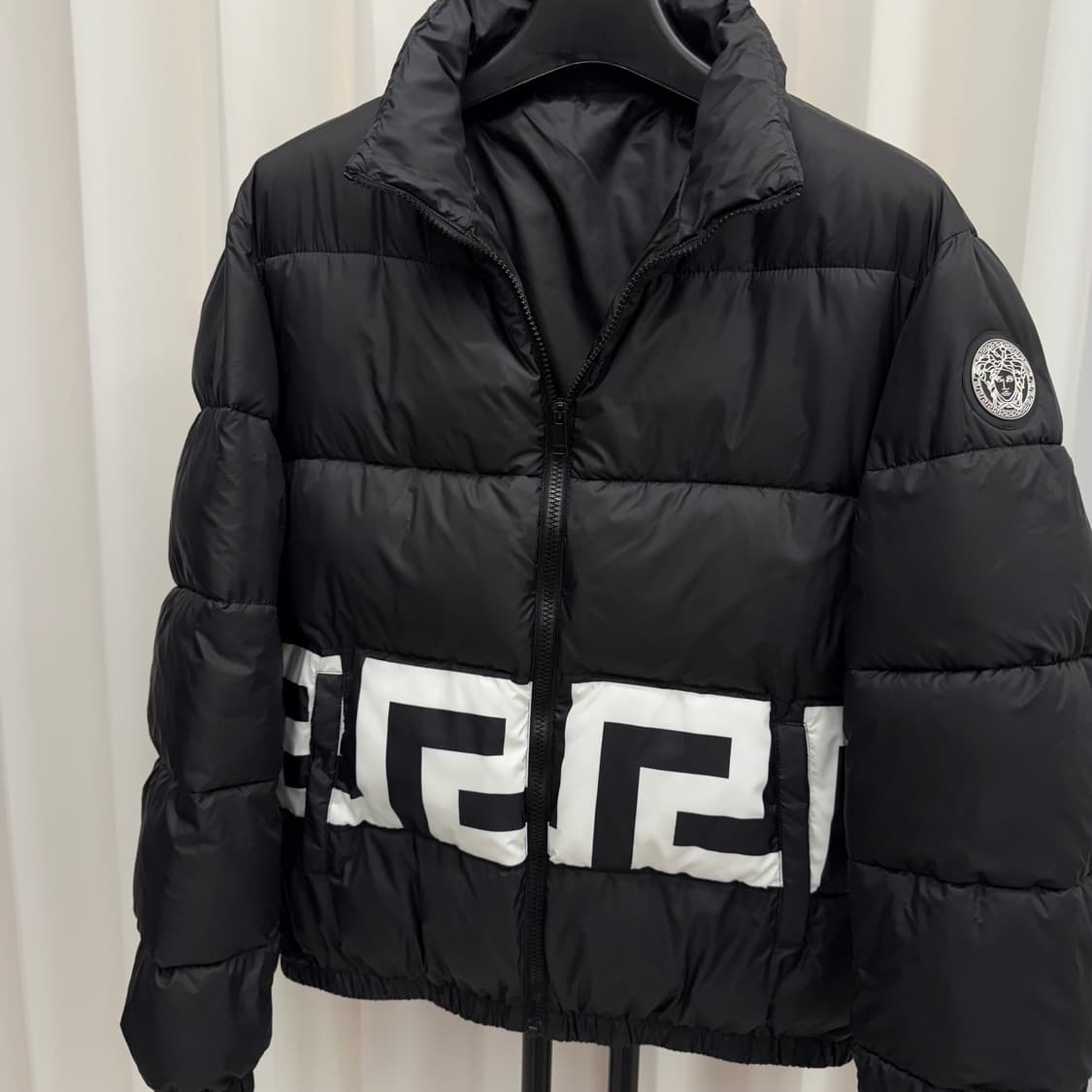 [48/백화점판] 베르사체 메두사 와펜 패딩 블랙 상품이미지3
