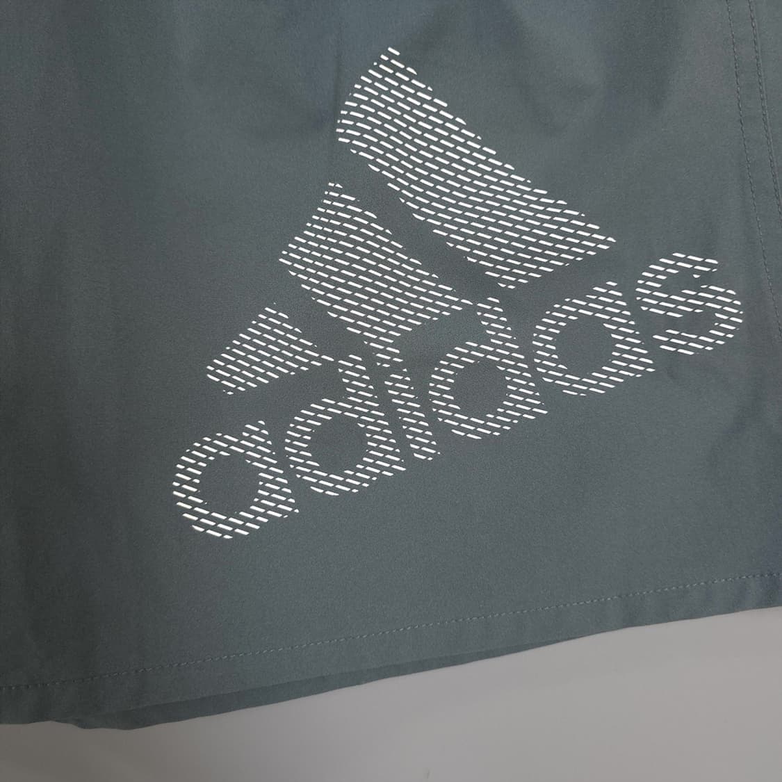남성용 아디다스 Adidas 로고 그래픽 반바지 L(100) 상품이미지4