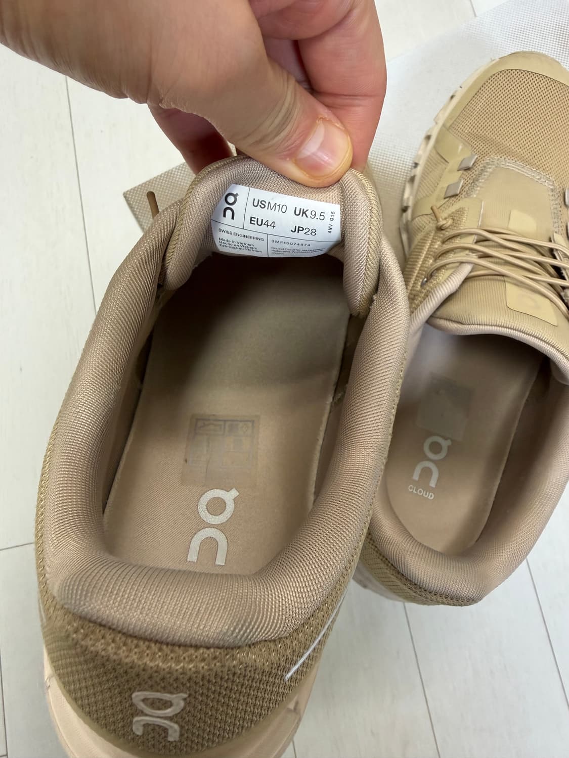 온러닝 온 클라우드 6 280 사이즈  실물 진짜 고급스러운 베이지입니다 상품이미지5