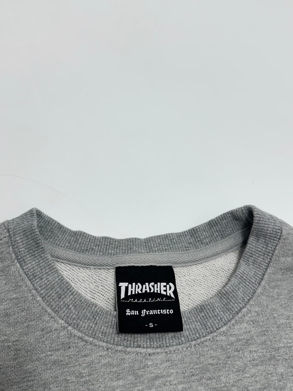 트레셔 빅로고 그레이 맨투맨 상품이미지5