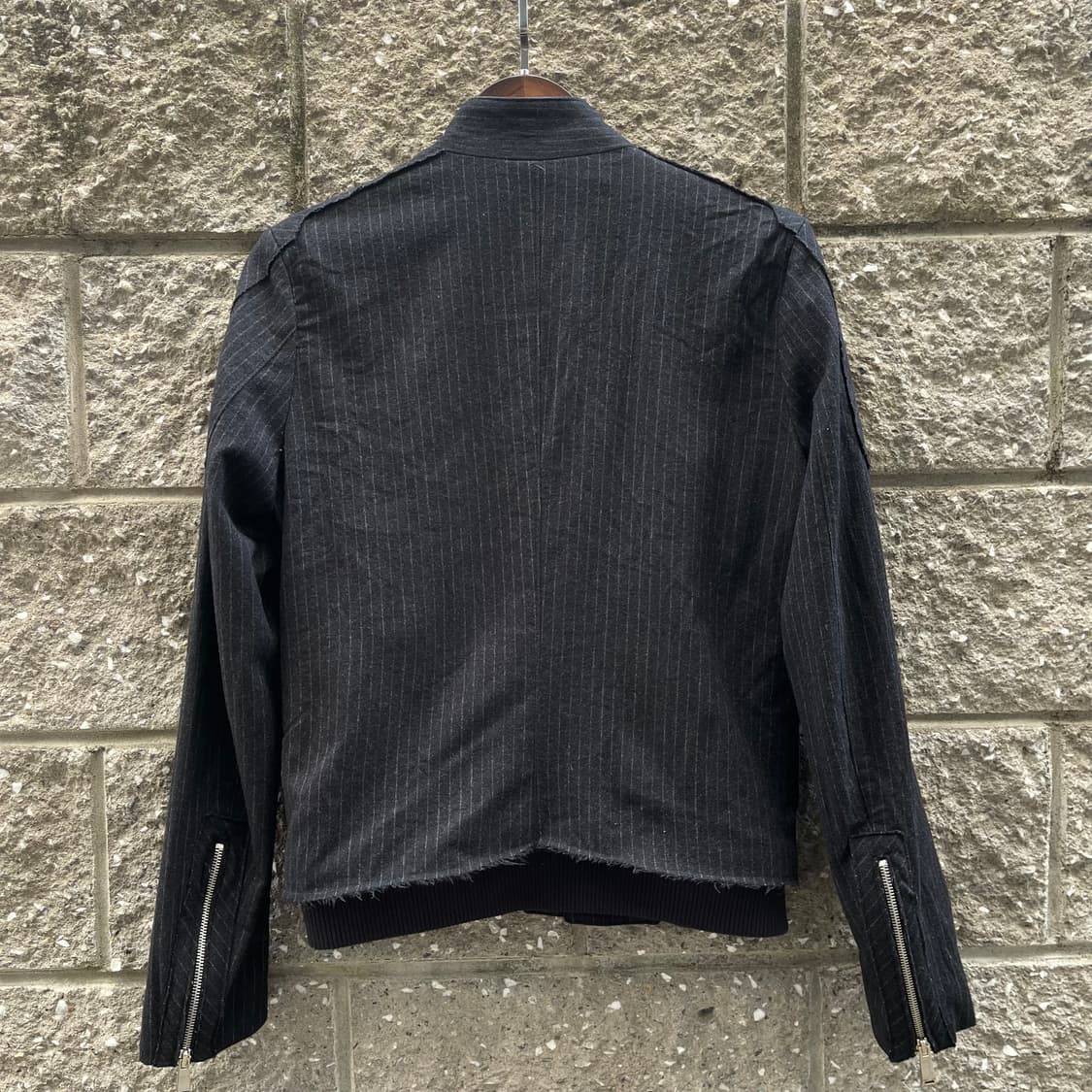 [46] 디크낙 사선 핀스트라이프 지퍼 디테일 숏 자켓 상품이미지3