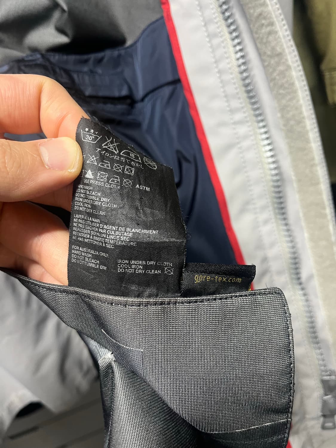 프라다 스포츠 고어텍스 루나 로사 세일링 자켓 52사이즈 판매합니다. 상품이미지6