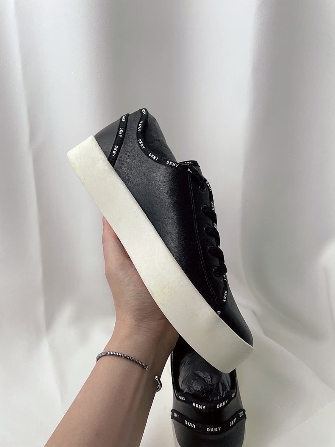 (정품/새상품) DKNY 여성 화이트 블랙 로고 라인 스티치 스니커즈 상품이미지4