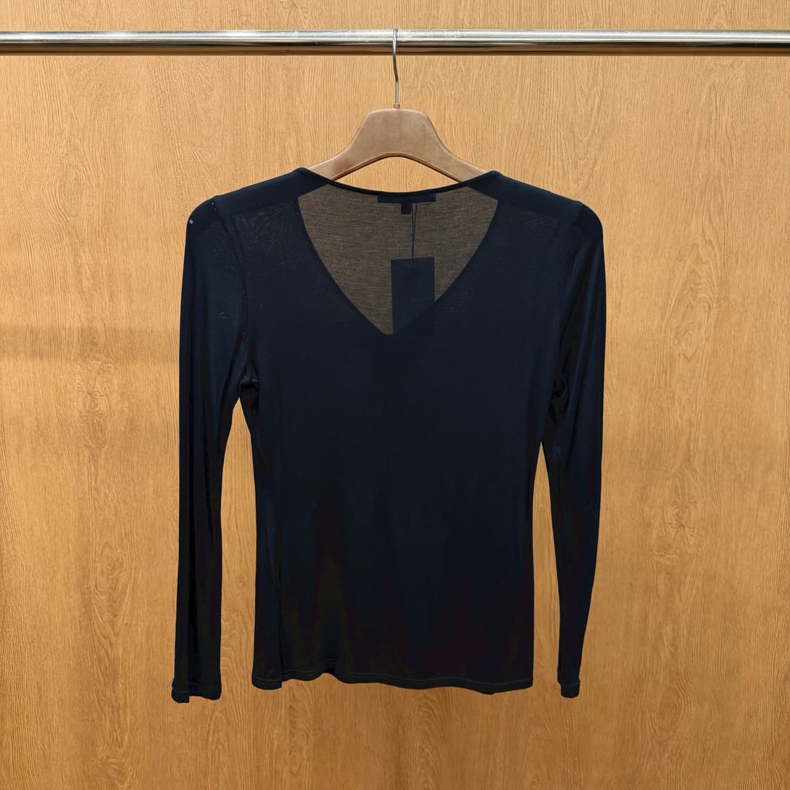 구찌 롱슬리브 티셔츠 리본 골드 로고 브이넥 디테일 슬림핏 블랙 상품이미지3