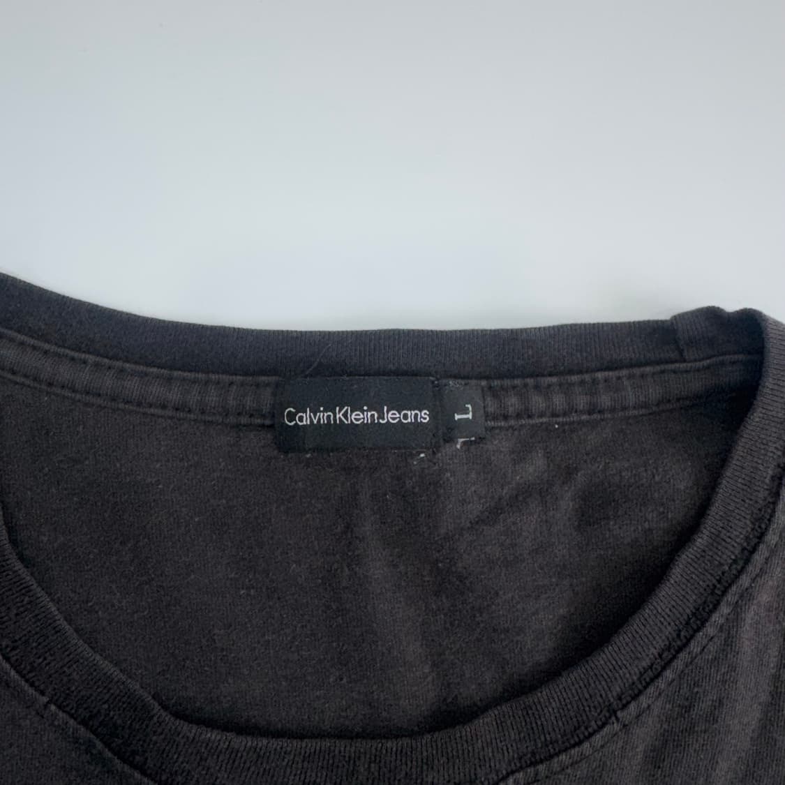 Calvin Klein 캘빈클라인 진스 스컬 프린팅 차콜 반팔 상품이미지5