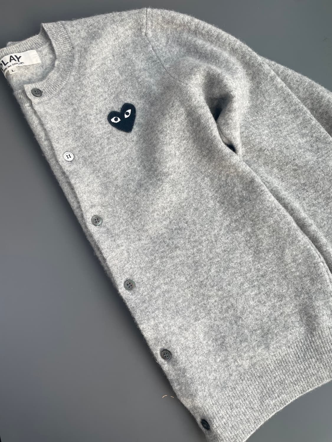 [L] 꼼데가르송 여성 블랙 와펜 자수 울 가디건 상품이미지4