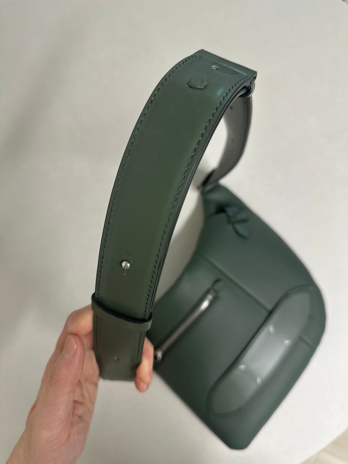 마르지엘라 5AC 온바디 크로스백 1회착 카키컬러 상품이미지4