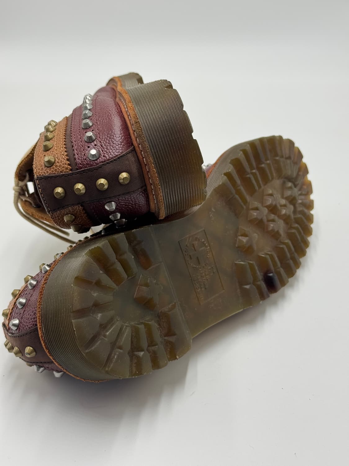 닥터마틴 스터드 윙팁로퍼 상품이미지5