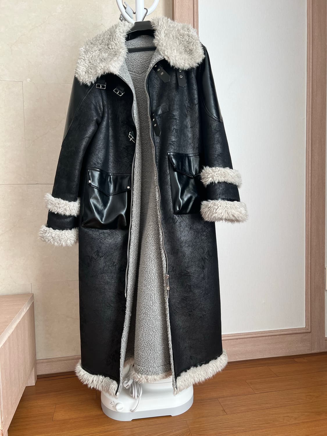 블랙 퍼 트리밍 롱코트 상품이미지1