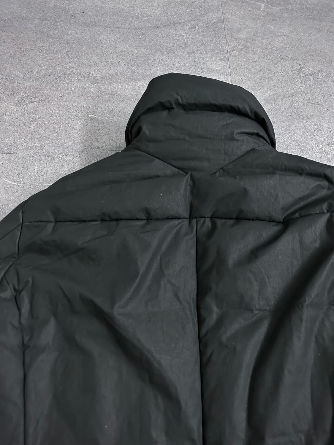 카즈유키 쿠마가이 사선 하이넥 다운 자켓 상품이미지6