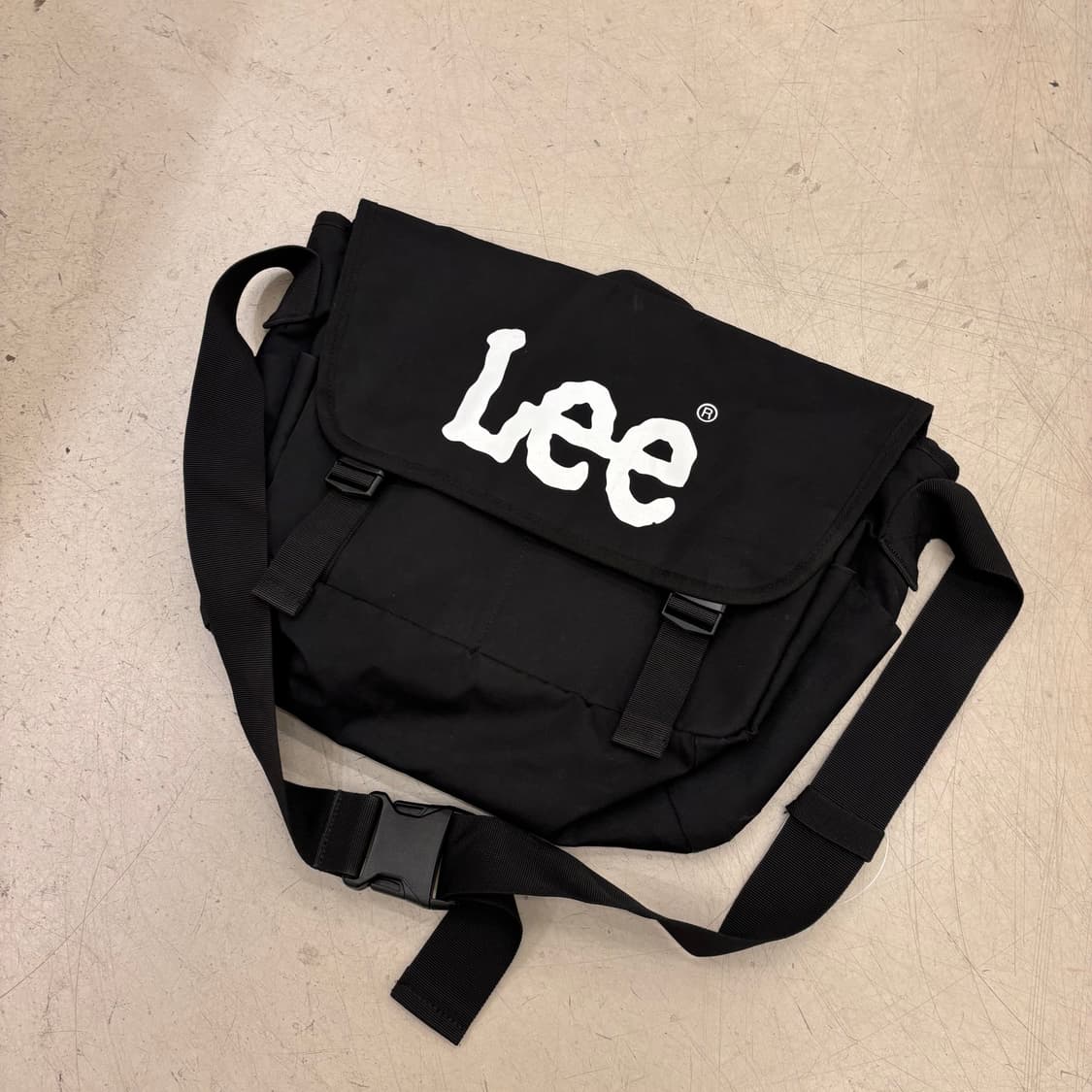 Lee 블랙 빅로고 크로스백 상품이미지1