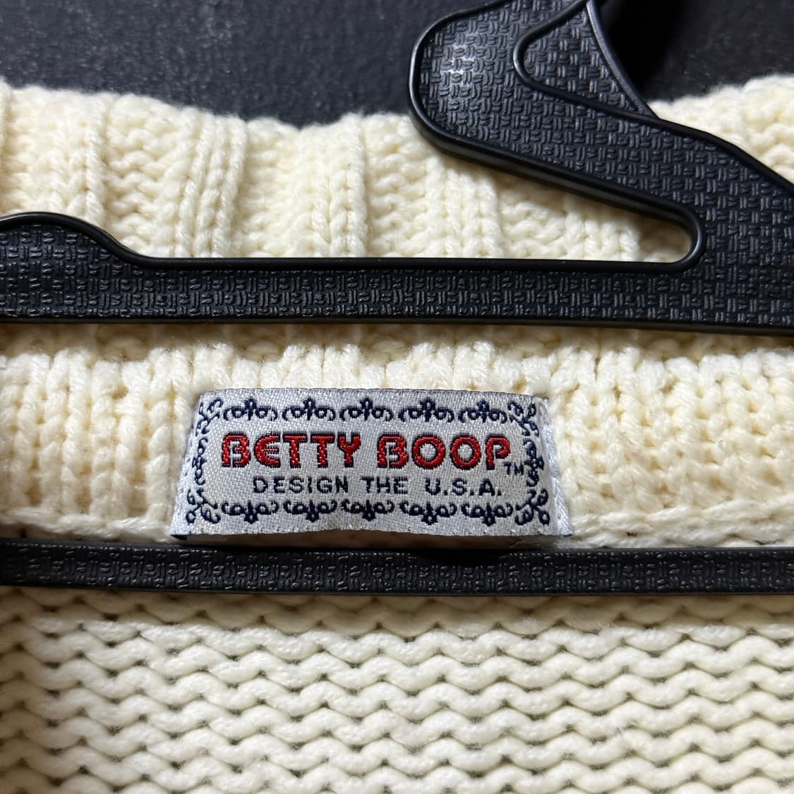 90-00s 베티붑 USA 올드스쿨 자수 패치 디테일 집업 아크릴 니트 상품이미지5