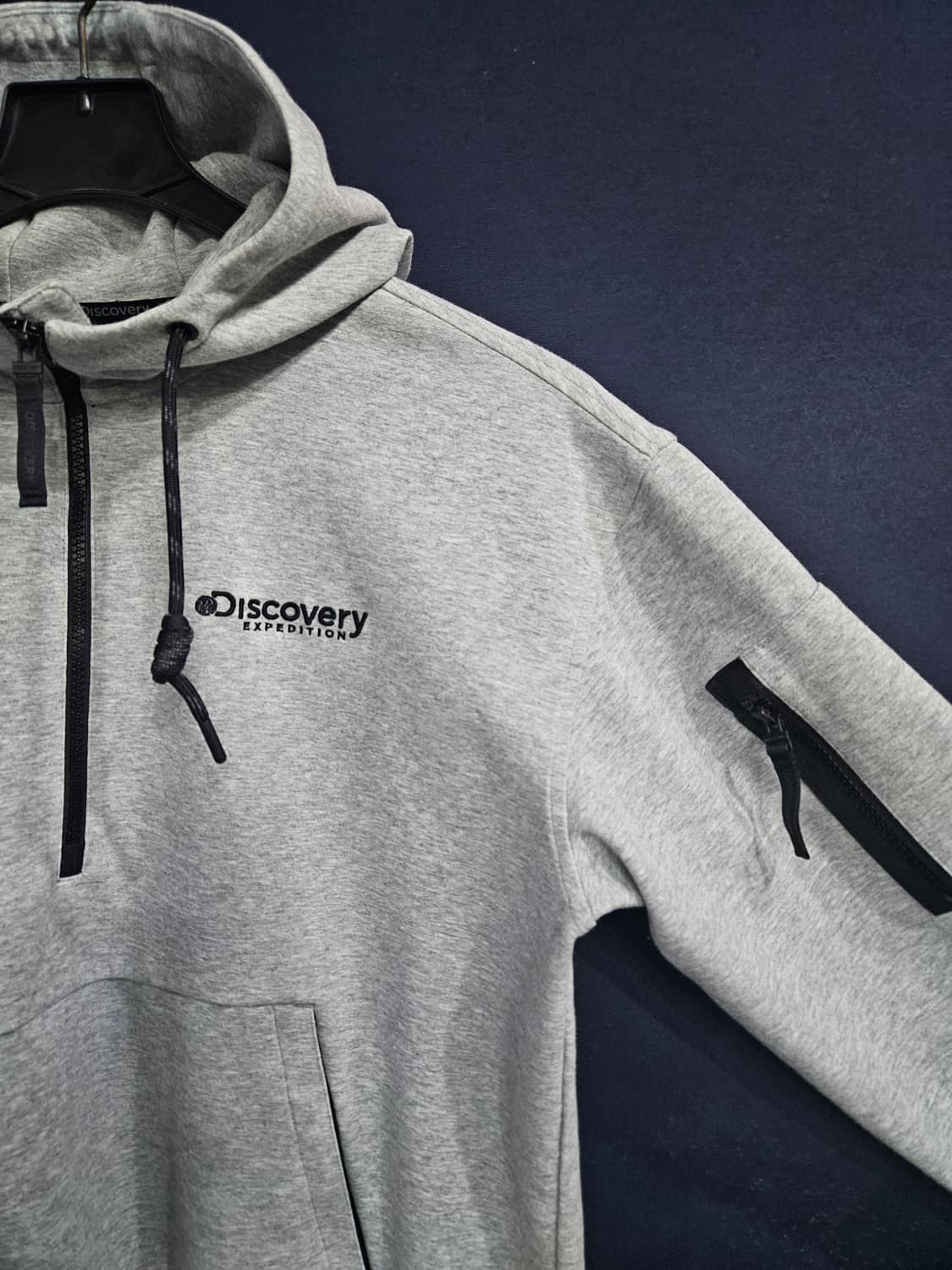 디스커버리 라이트그레이 남성 세미오버핏 95 반집업 포켓 후드티  상품이미지4