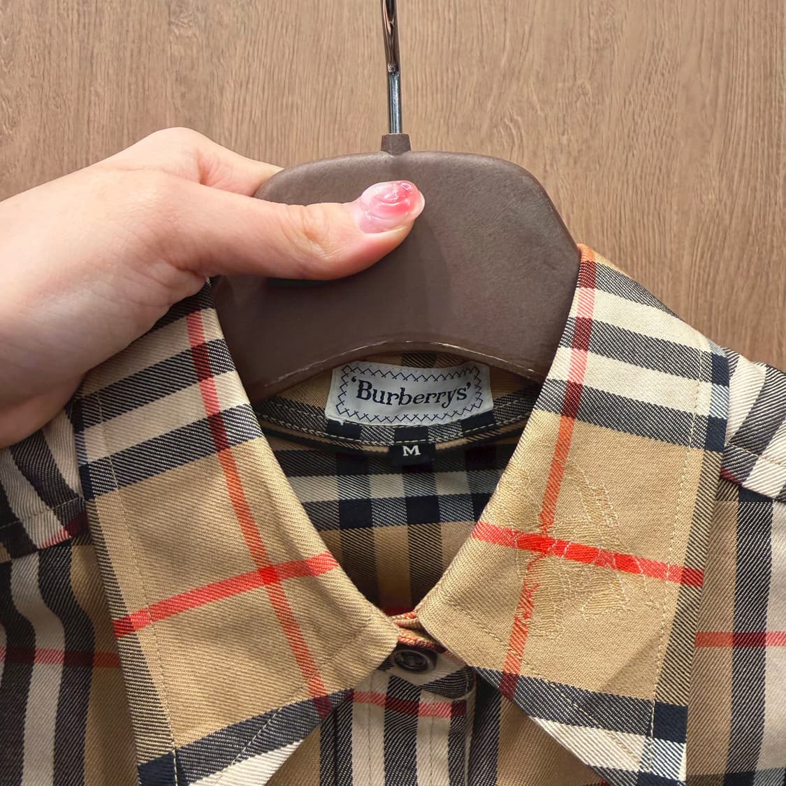버버리 코튼 긴팔 셔츠 체크 패턴 로고 자수 디테일 슬림핏 베이지 상품이미지7