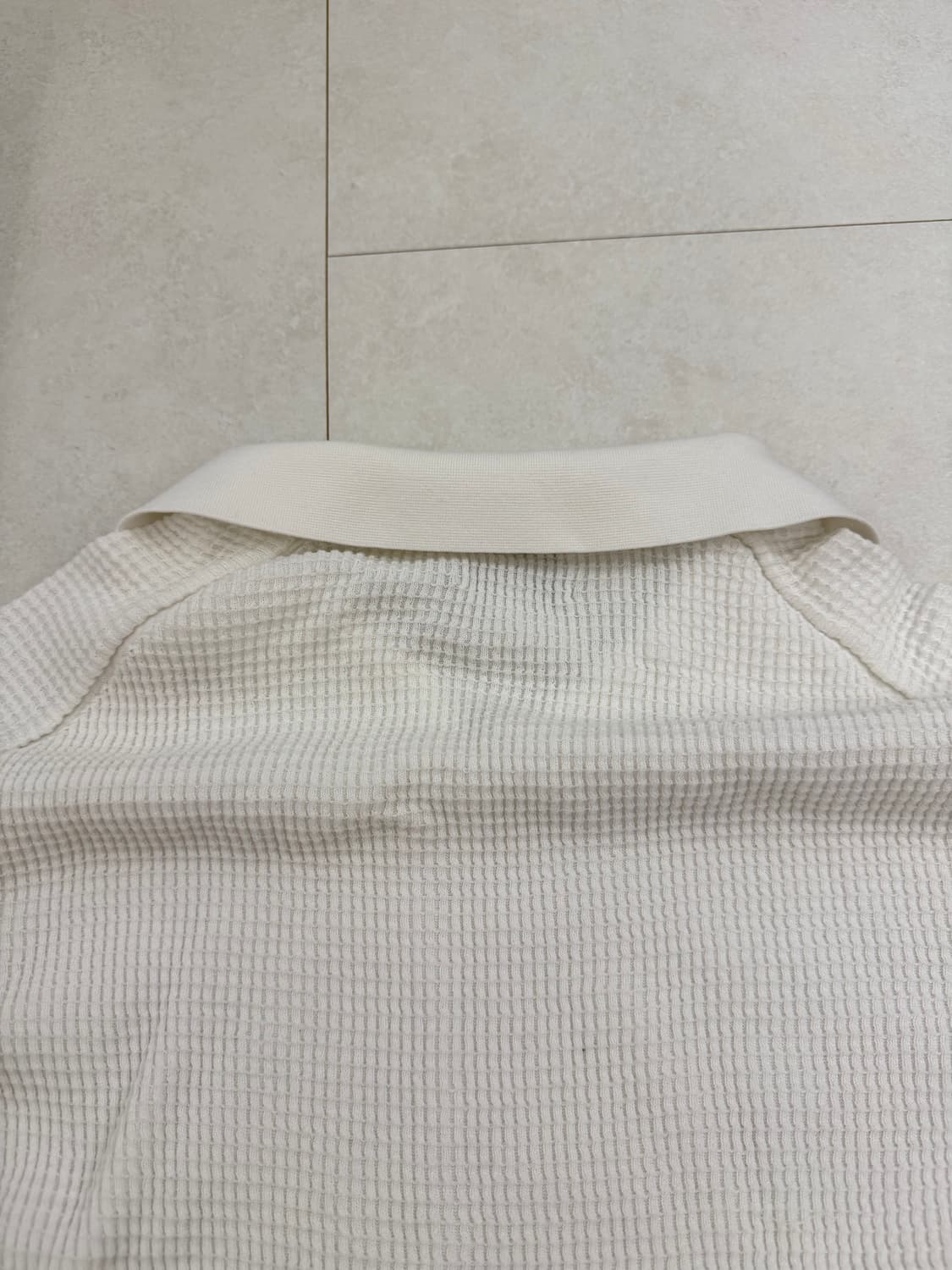 COS 코스 화이트 와플 니트 폴로 브이넥 상품이미지7