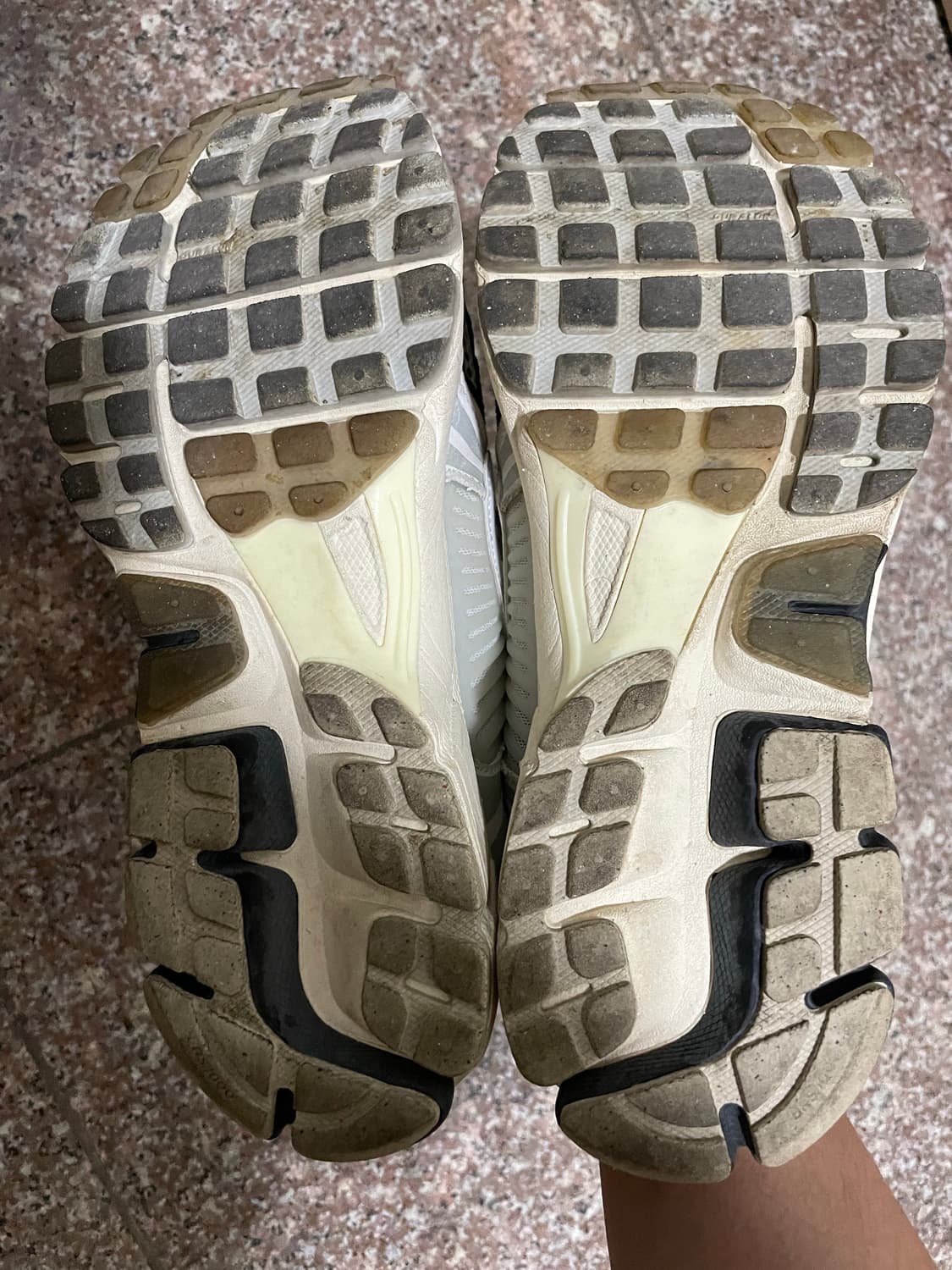 나이키 줌 보메로5 라이트 본 앤 블랙 265 상품이미지6