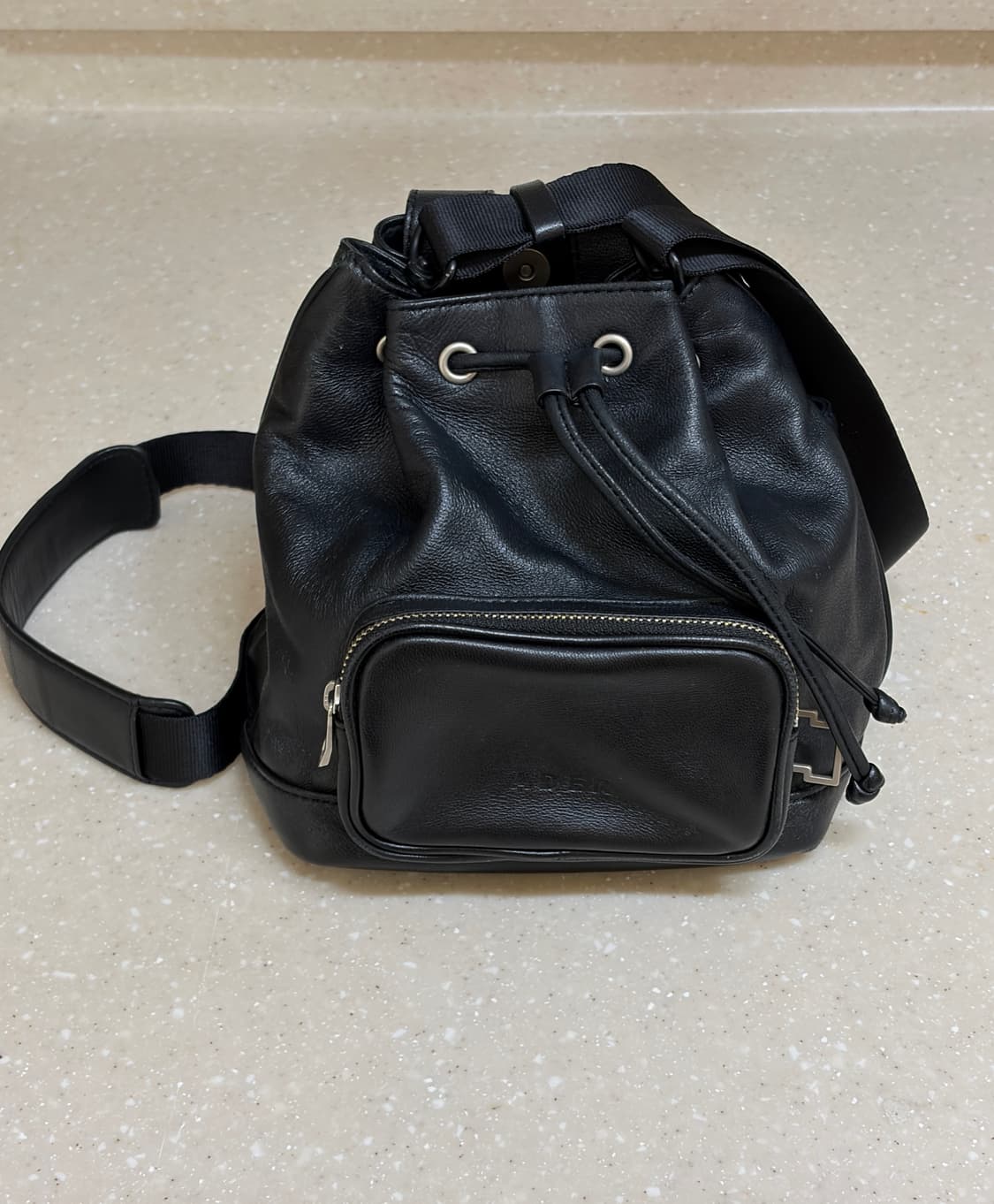 아더에러 피넛 레더 백 숄더백 느와르 상품이미지1