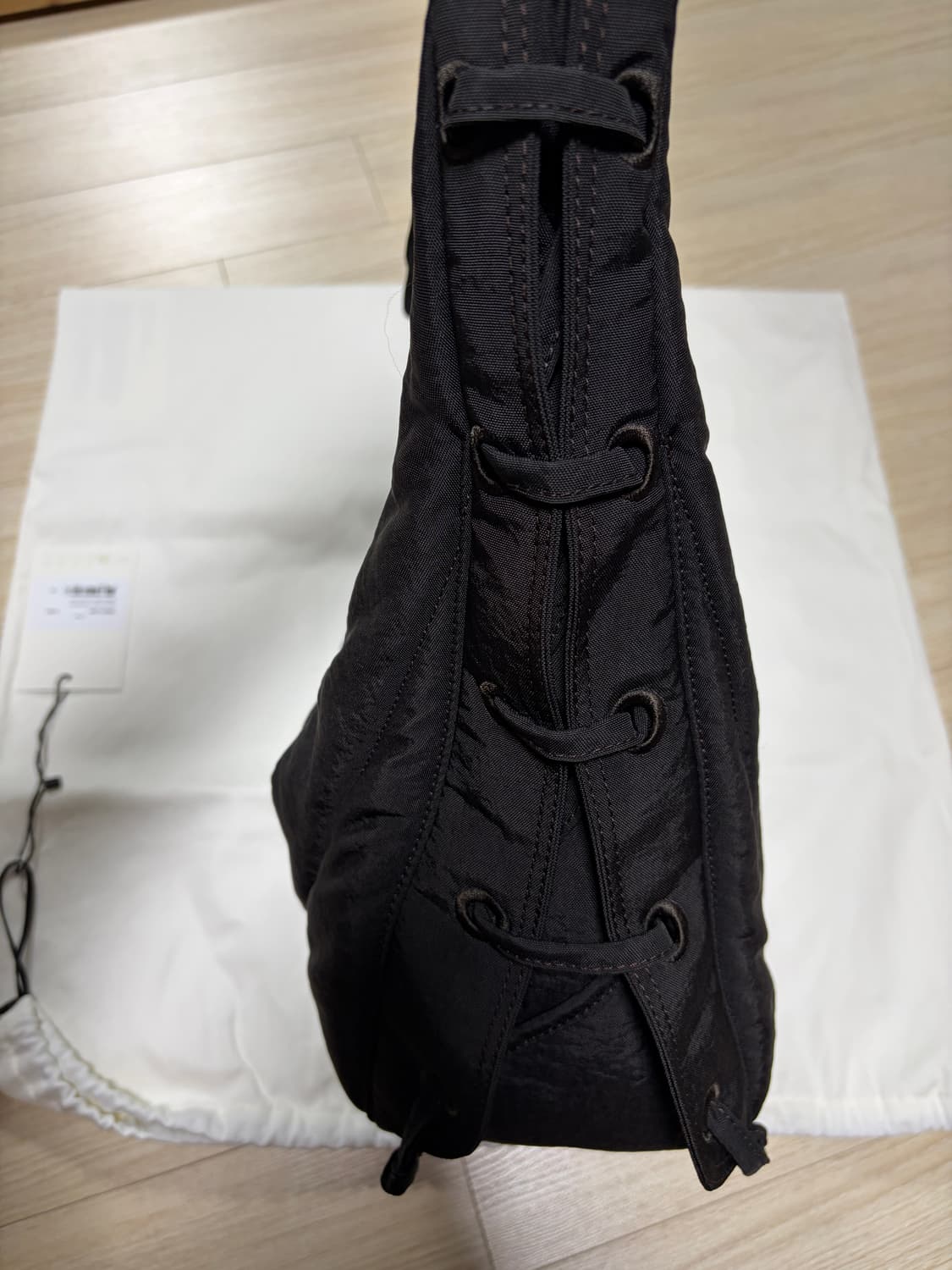 르메르 소프트 게임백 미디엄 다크 초코 판매합니다. 상품이미지3