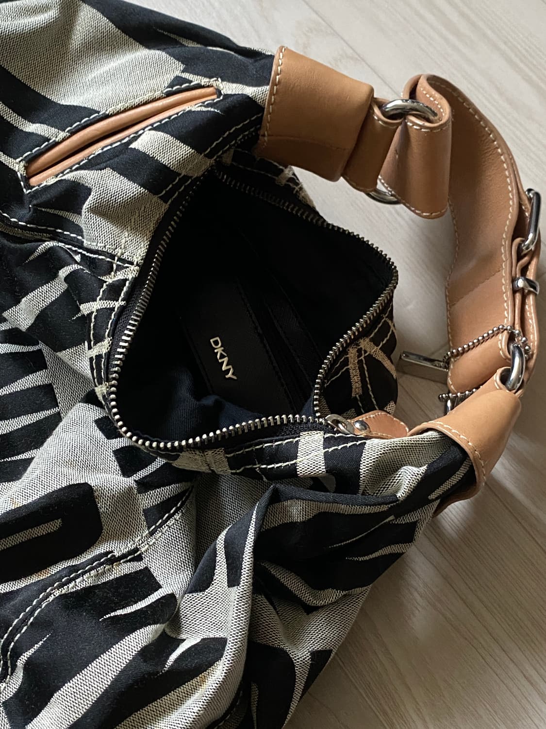 DKNY 패브릭 숄더백 상품이미지4