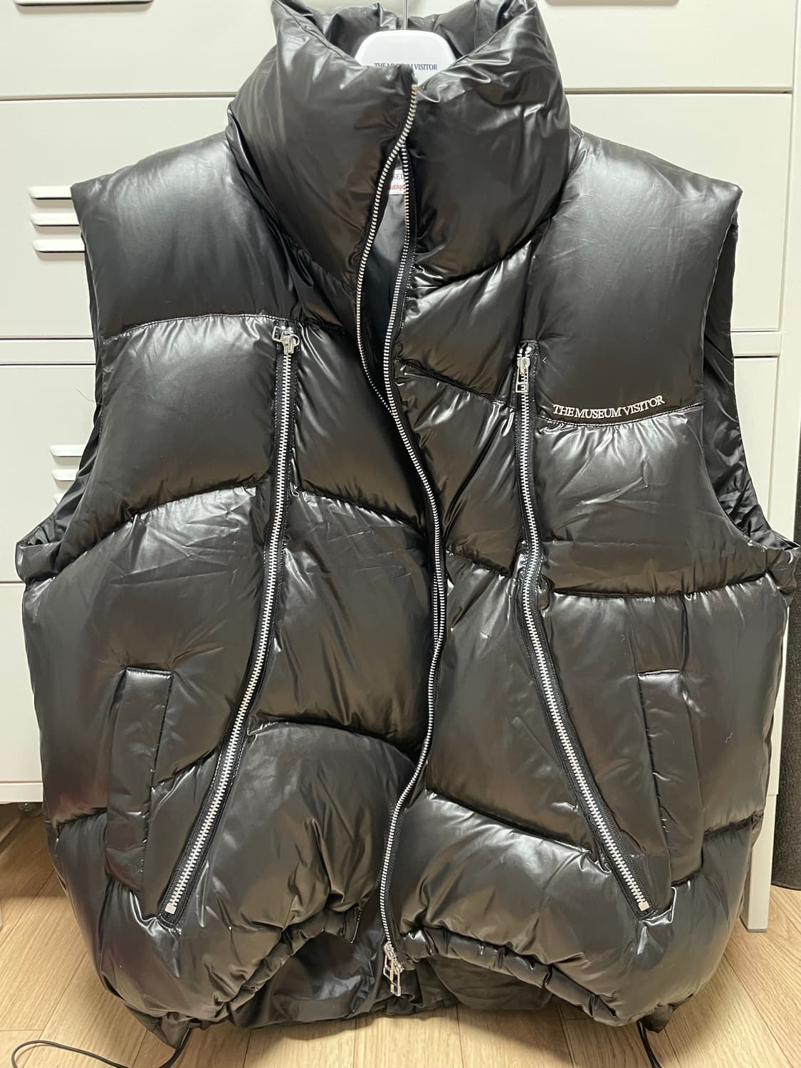 더뮤지엄비지터 커브드 지퍼 푸퍼다운 베스트 상품이미지1