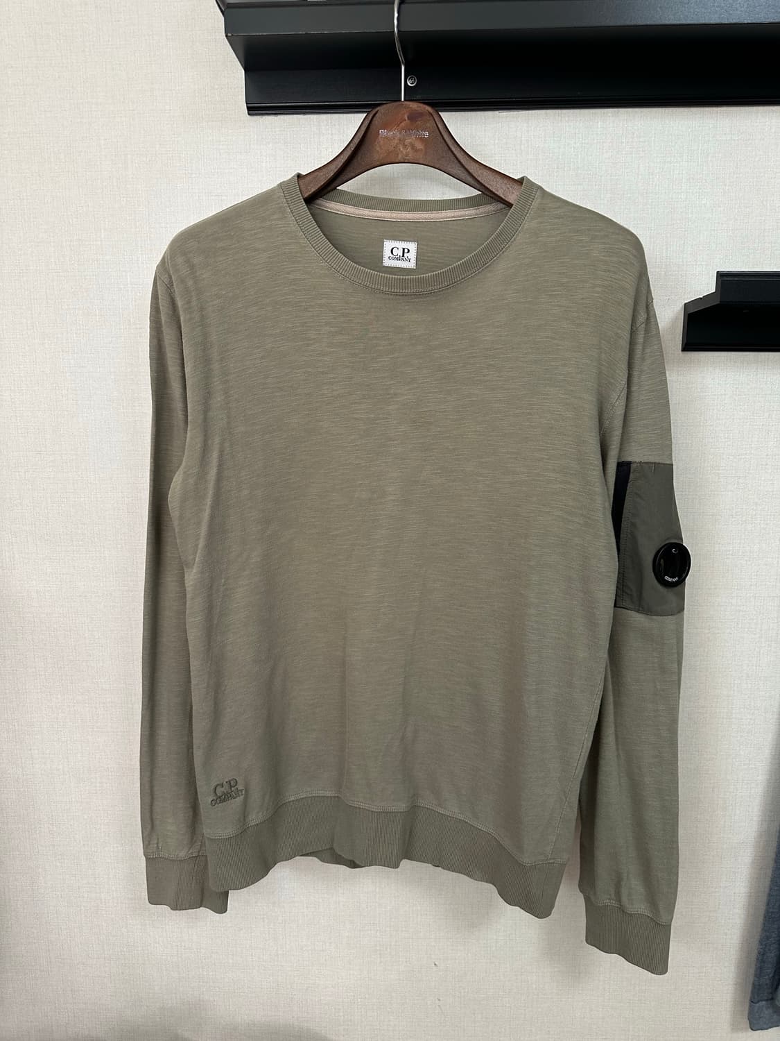 C.P. 컴퍼니 렌즈 와펜 맨투맨 카키 100 상품이미지1