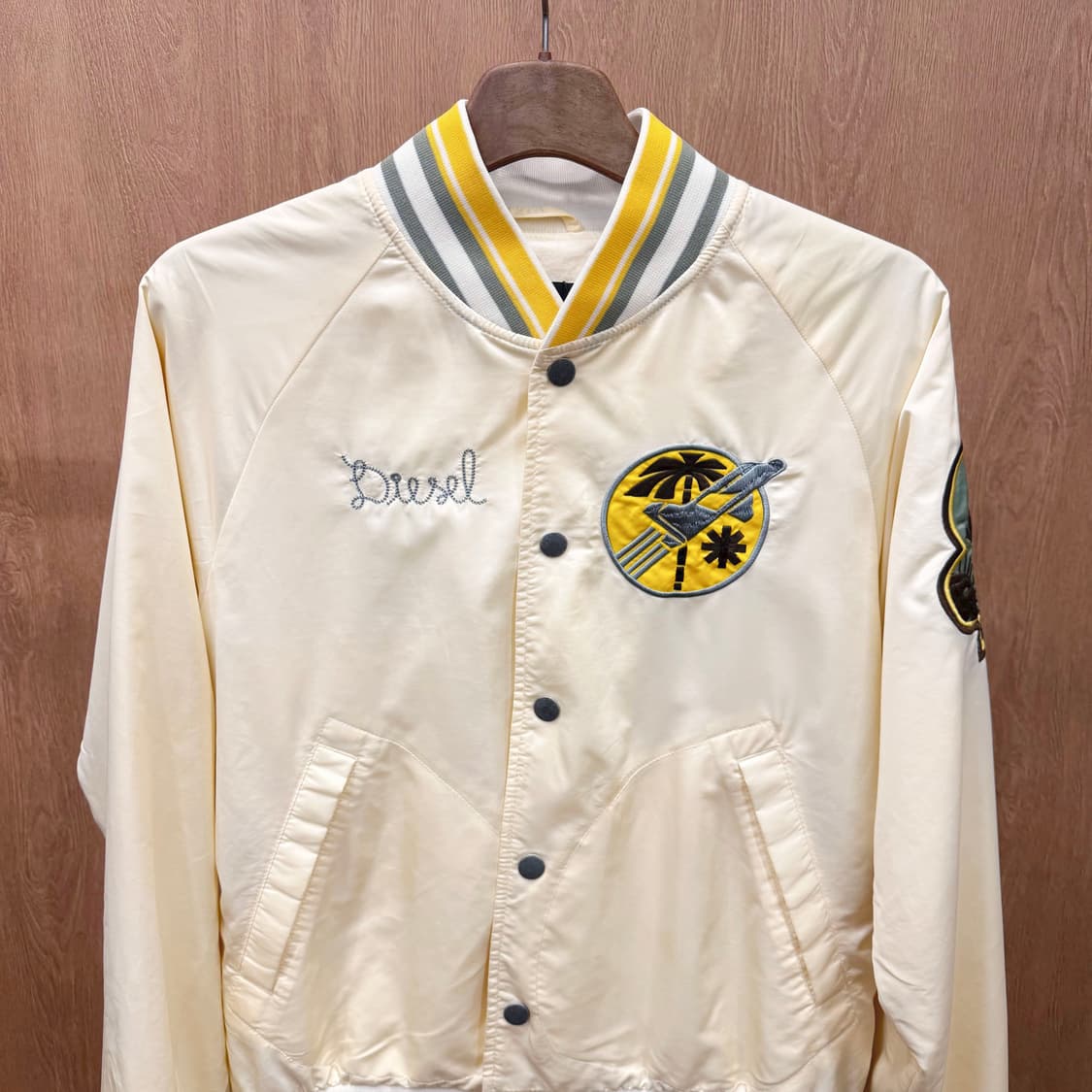 디젤 바시티 봄버 자켓 팜트리 패치 로고 자수 밑단 소매 디테일 옐로우 상품이미지4