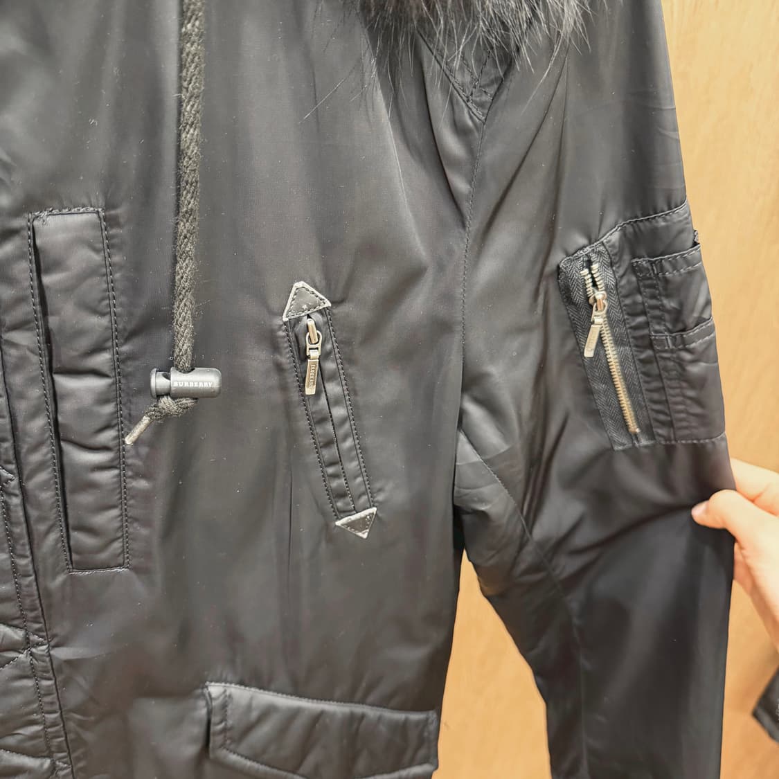 버버리 블랙라벨 패딩 자켓 퍼 후드 체크 안감 밑단 스트링 디테일 블랙 상품이미지6
