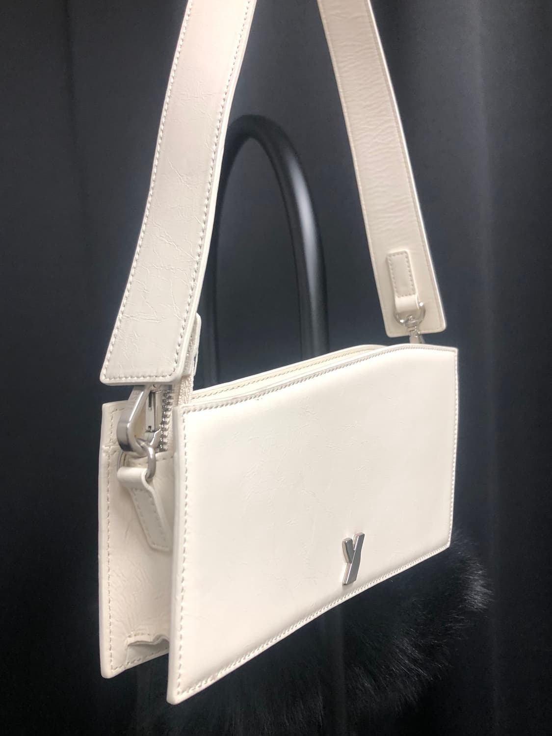 Yuse 유즈 웨이브 라인 소가죽 숄더백 아이보리 상품이미지3