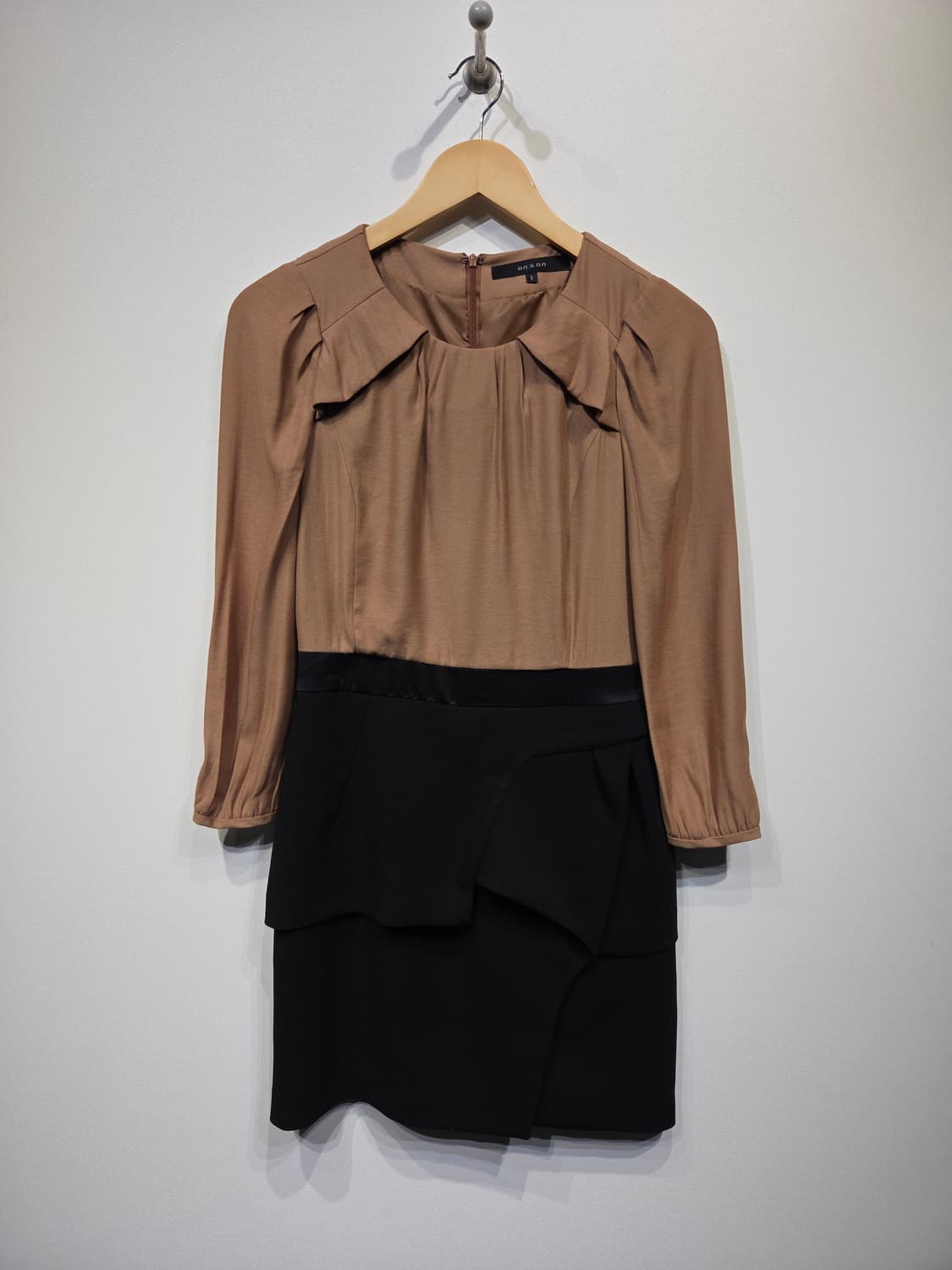 온앤온(on & on) 배색 레이어드 셔링 원피스 상품이미지2