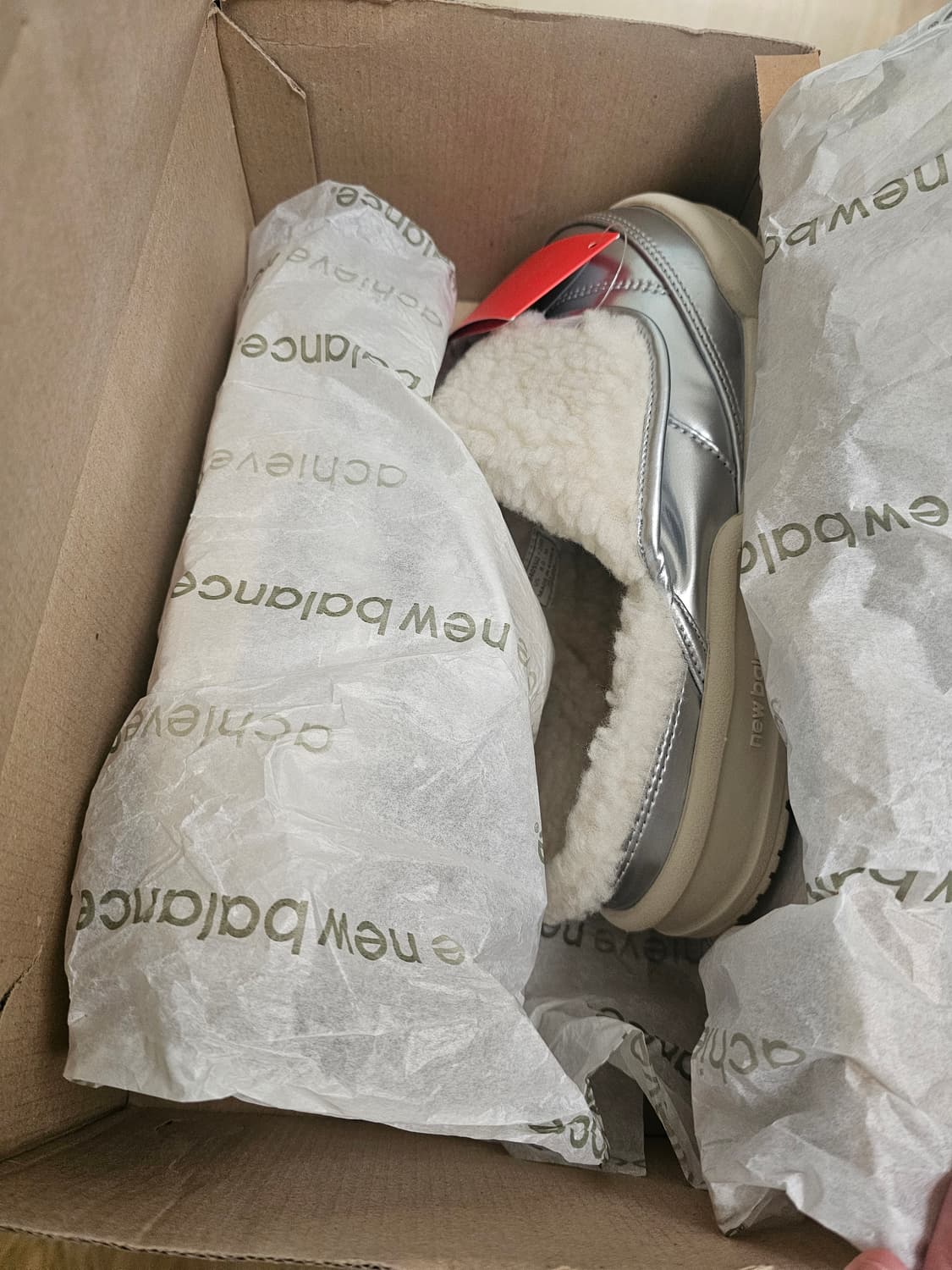 뉴발란스 퍼플리260 털신 뮬 실버 상품이미지1