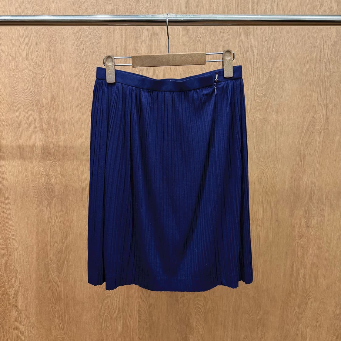 미스 끌로에 라운드넥 블라우스 A라인 미디 스커트 플리츠 디테일 딥 퍼플 상품이미지8