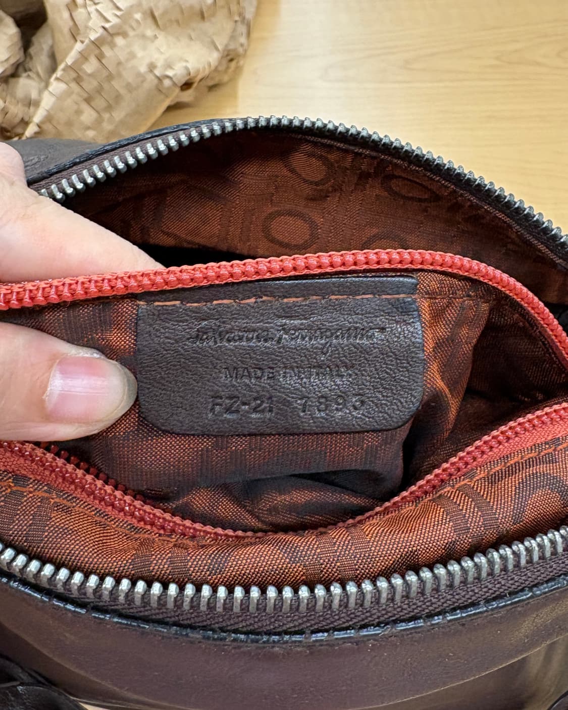페라가모 브라운 간치니 레더 핸드백 상품이미지9