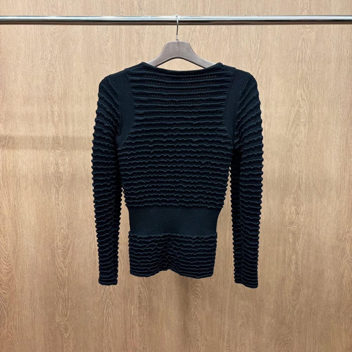 아르마니 꼴레지오니 브이넥 긴팔 집업 니트 웨이브 텍스처 디테일 블랙 상품이미지3