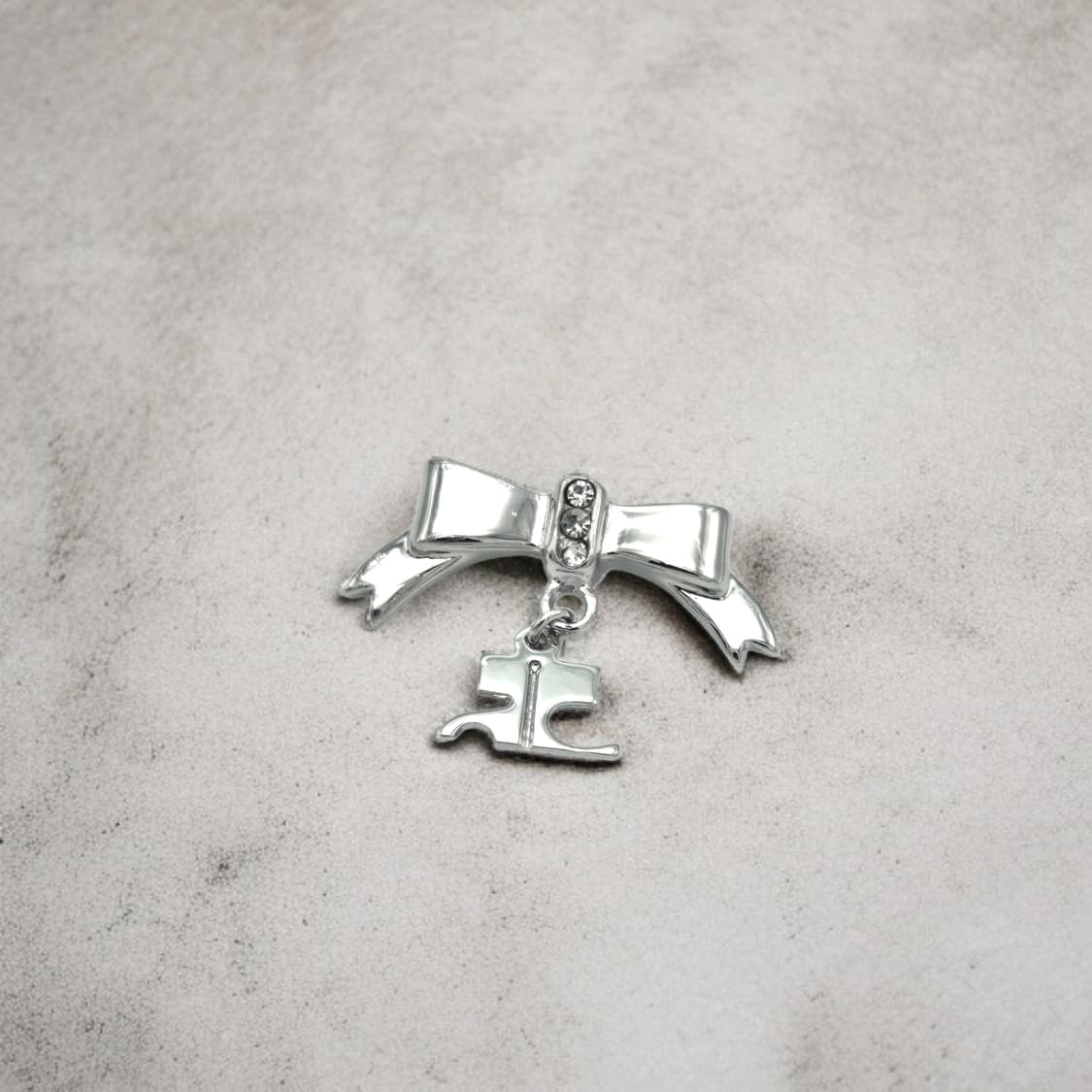 꾸레쥬 리본 로고 브로치 상품이미지1