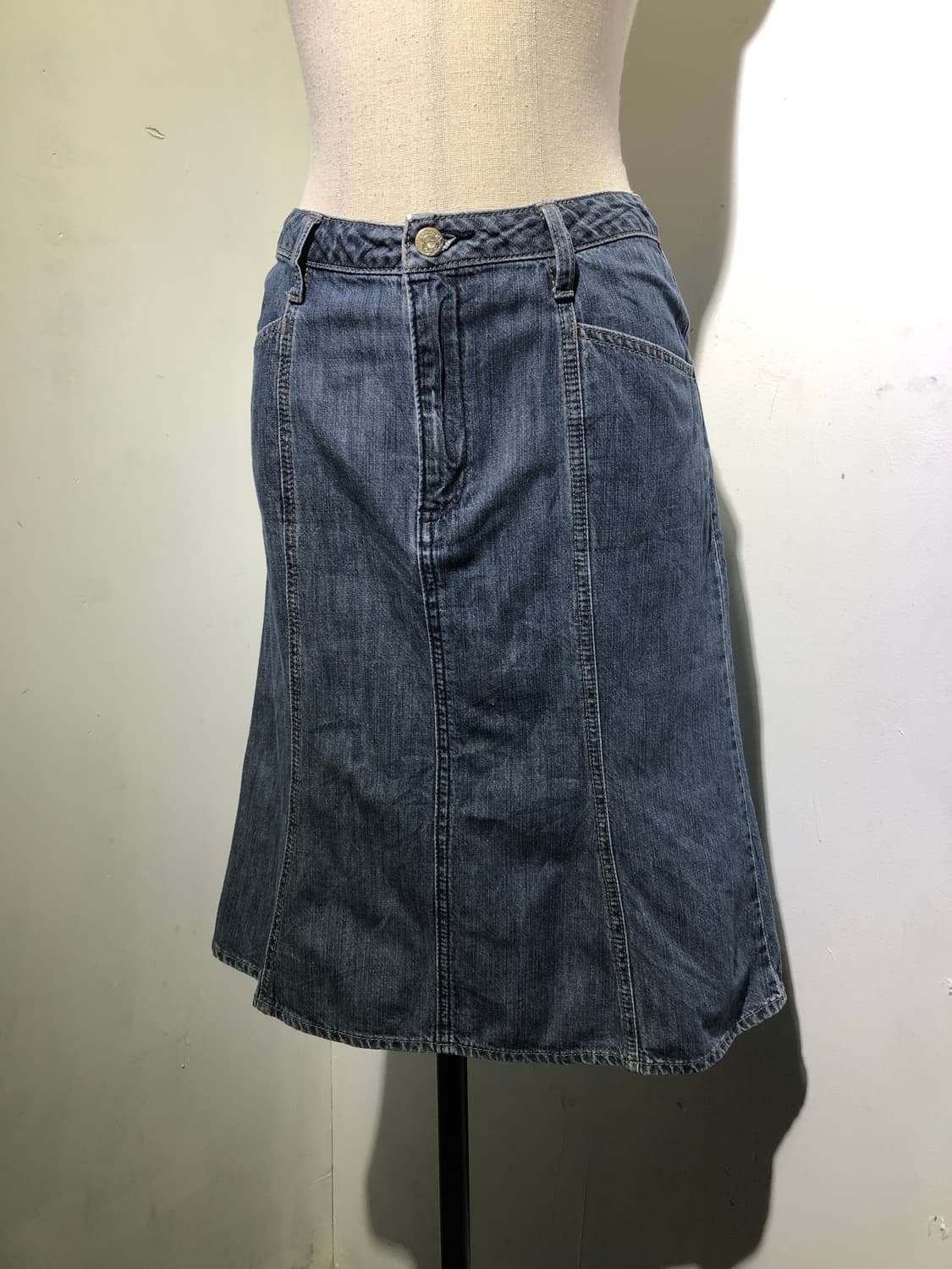 스티치포인트 데님 미디 스커트 상품이미지1