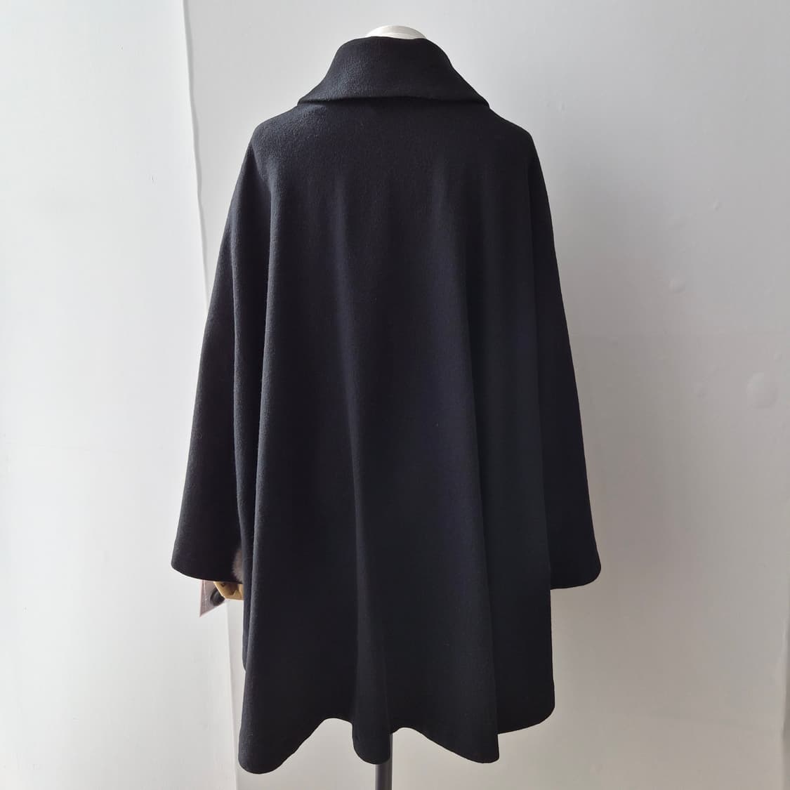 울 케이프핏 빅카라 폼폼 블랙 코트 상품이미지2