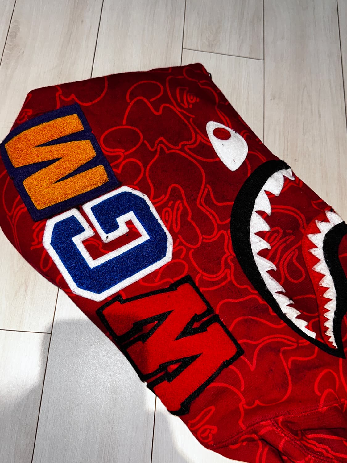 베이프 샤크후드 레드 상하이 매장판 상품이미지3