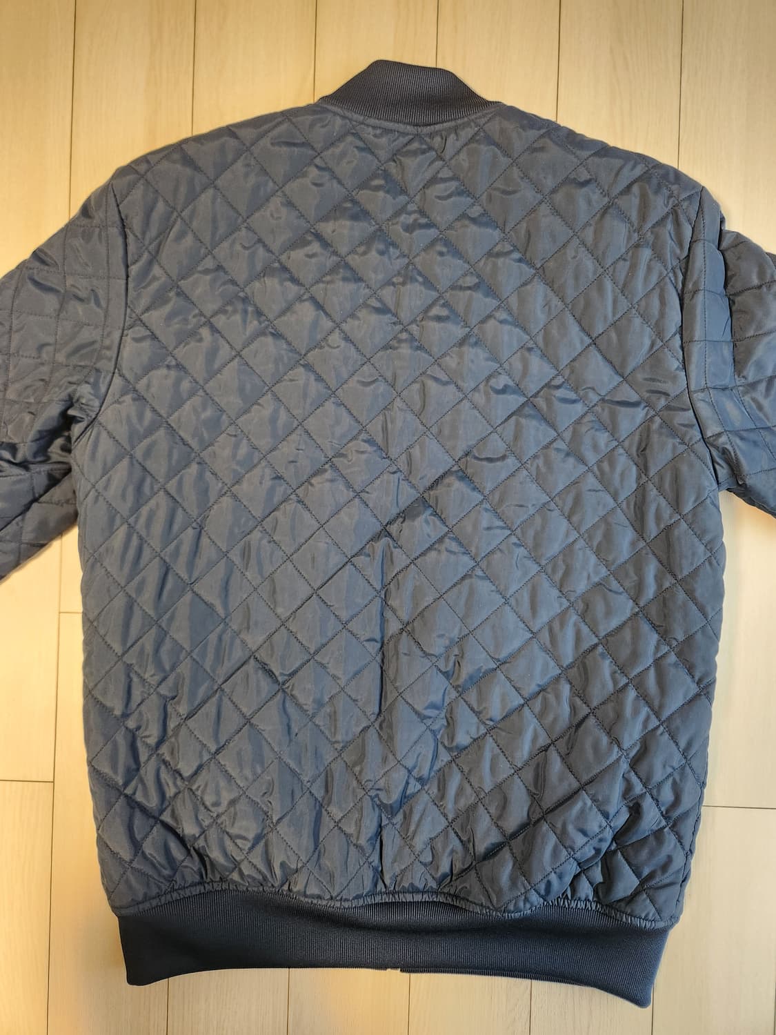 아디다스 파이어버드 퀄팅 자켓 사이즈90 s

사진처럼 사용감 거의 없어 상품이미지8