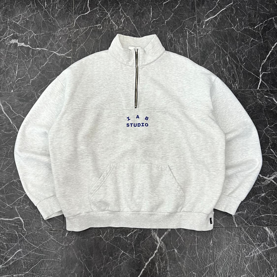 아이앱 스튜디오 하프 집업 라이트 그레이 상품이미지1