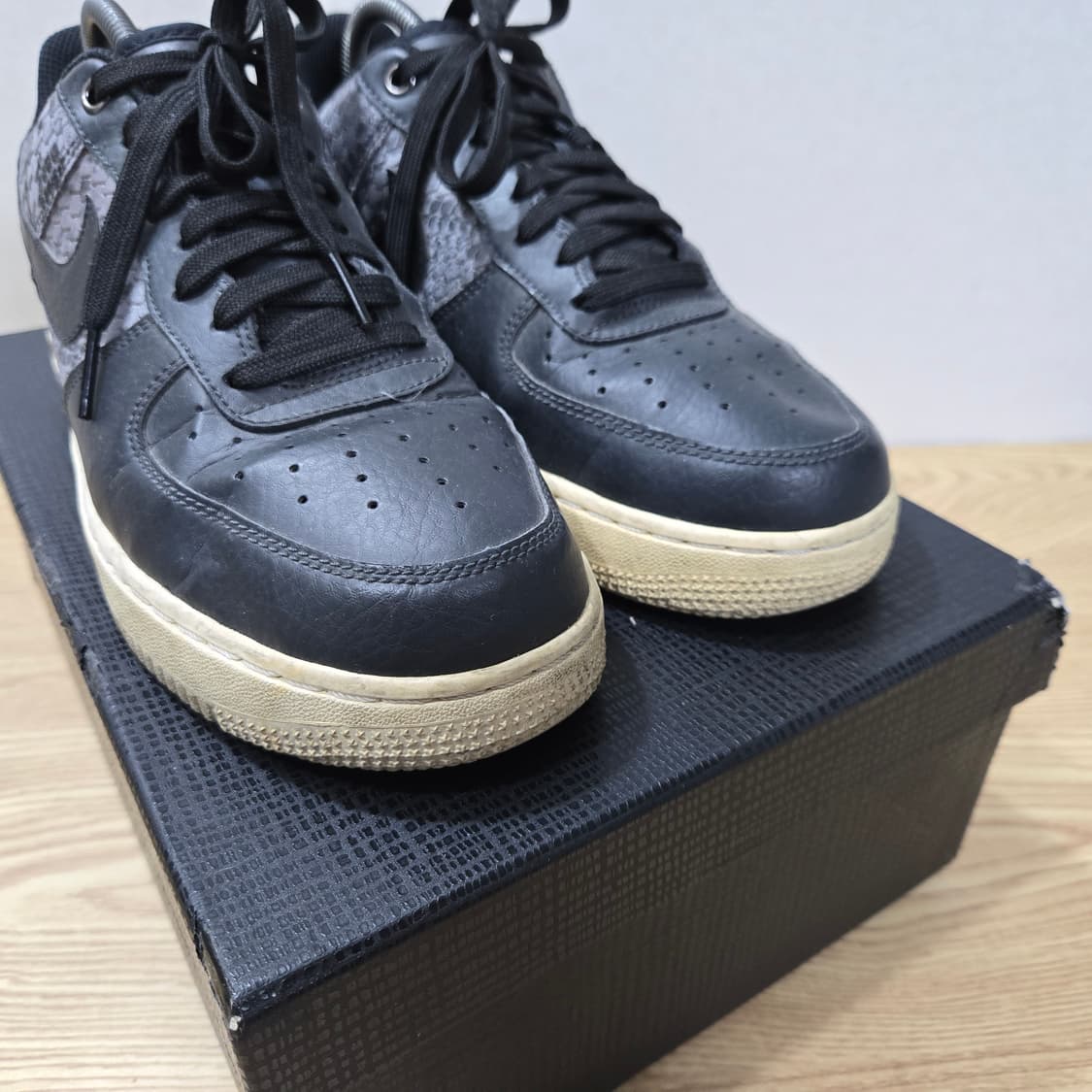 265 나이키 에어포스1 07 LV8 블랙 뱀피 상품이미지5