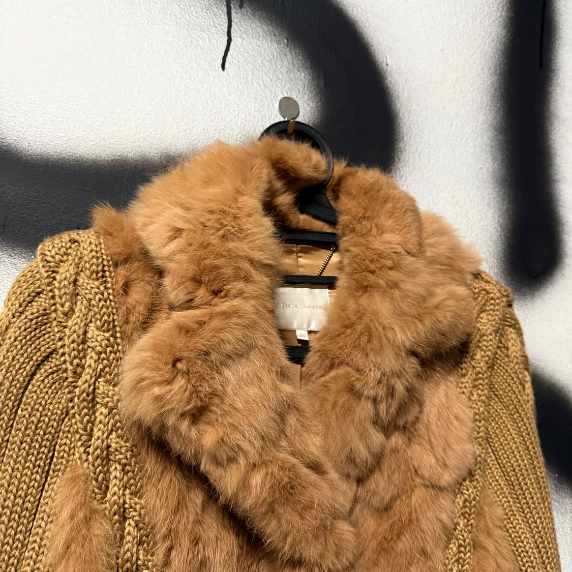 올리비아 로렌 토끼털 트리밍 버클 디테일 니트 자켓 상품이미지3