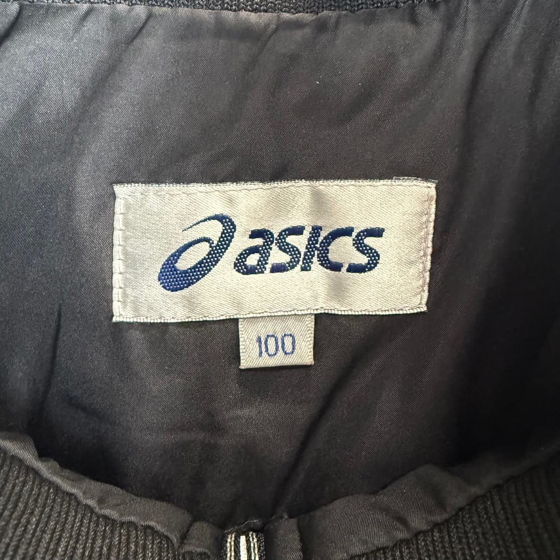 100) 아식스 올드스쿨 퀄팅 자켓 블랙 상품이미지3