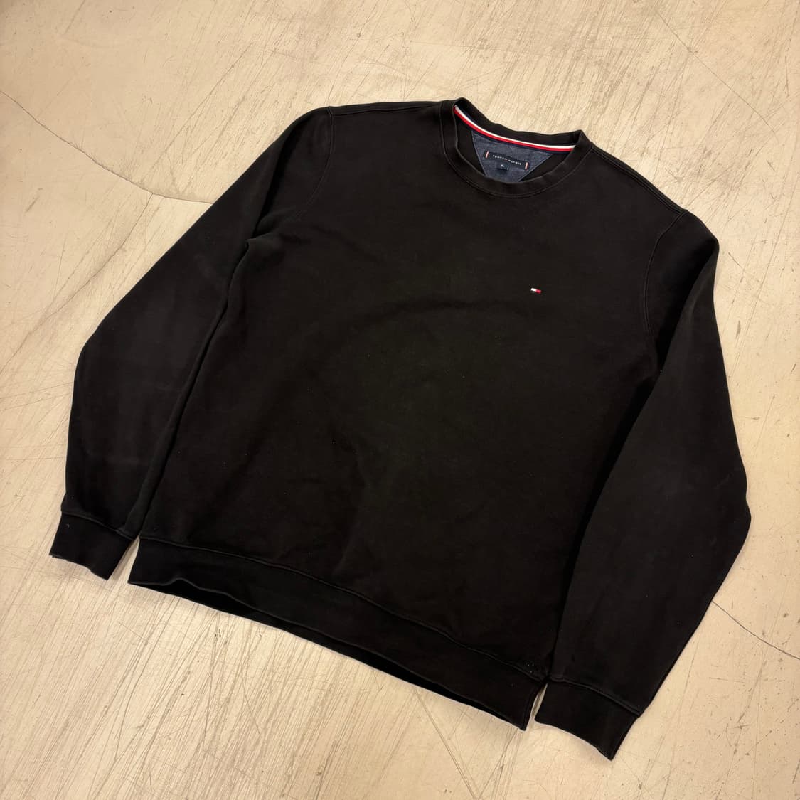타미힐피거 블랙 스몰로고 맨투맨 상품이미지1