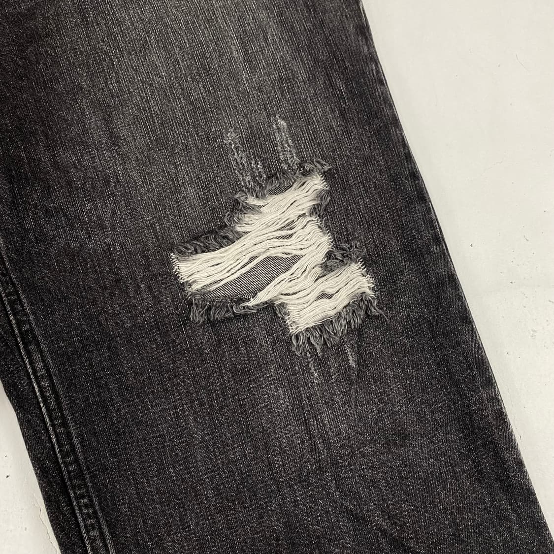 빔즈 블랙 디테일 루즈핏 데님 진 (32) 상품이미지3