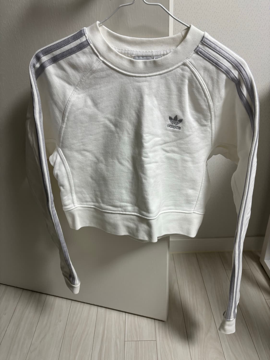 아디다스 여성 크롭 맨투맨 화이트 상품이미지5