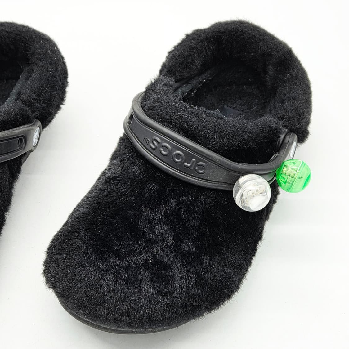 크록스 클래식 퍼 슈어 클로그 블랙 (M6 W8) 상품이미지2